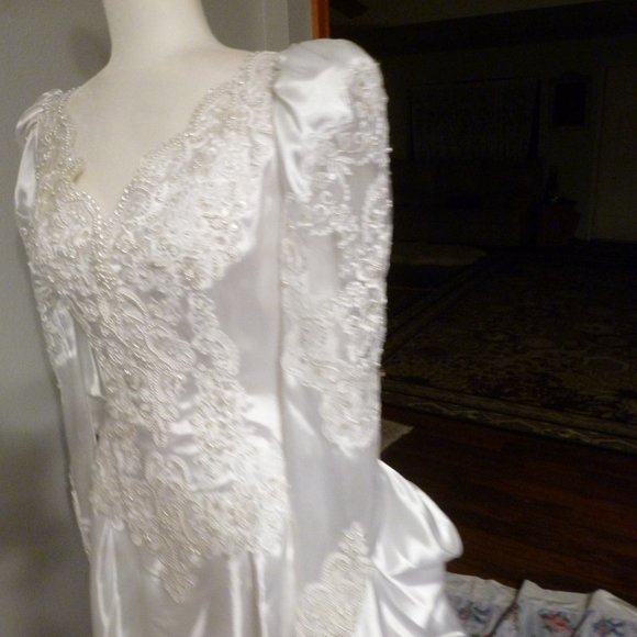 ✨ Majestic & Beautiful Bridal Gown | Adjustable Length | Size 8–10 ✨ - Picture 7 of 15